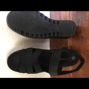 BM bernie mev. Black sandals.